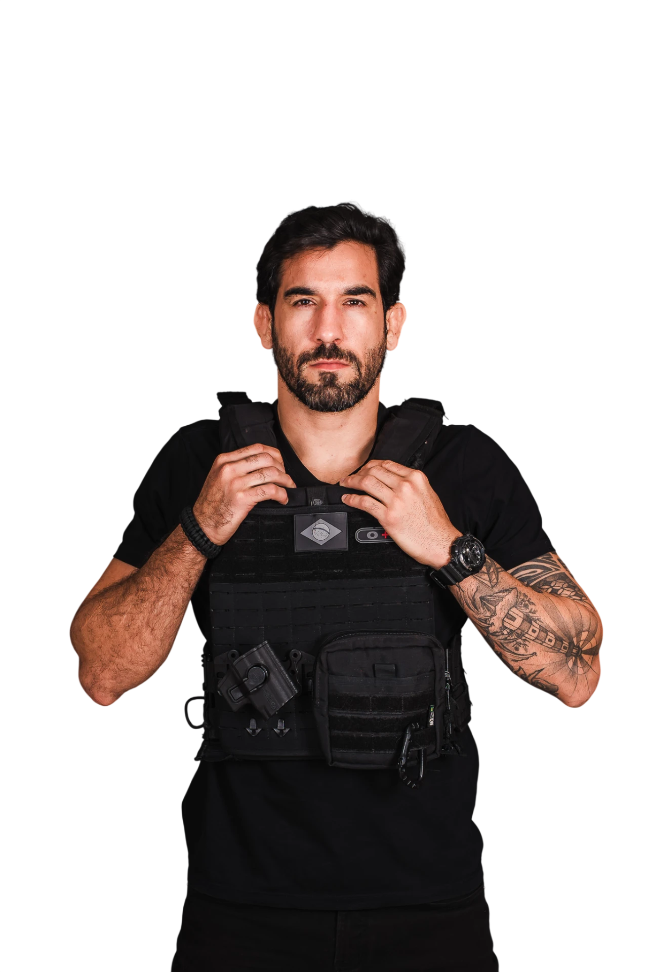 Policial João Renato fardado, com colete tático